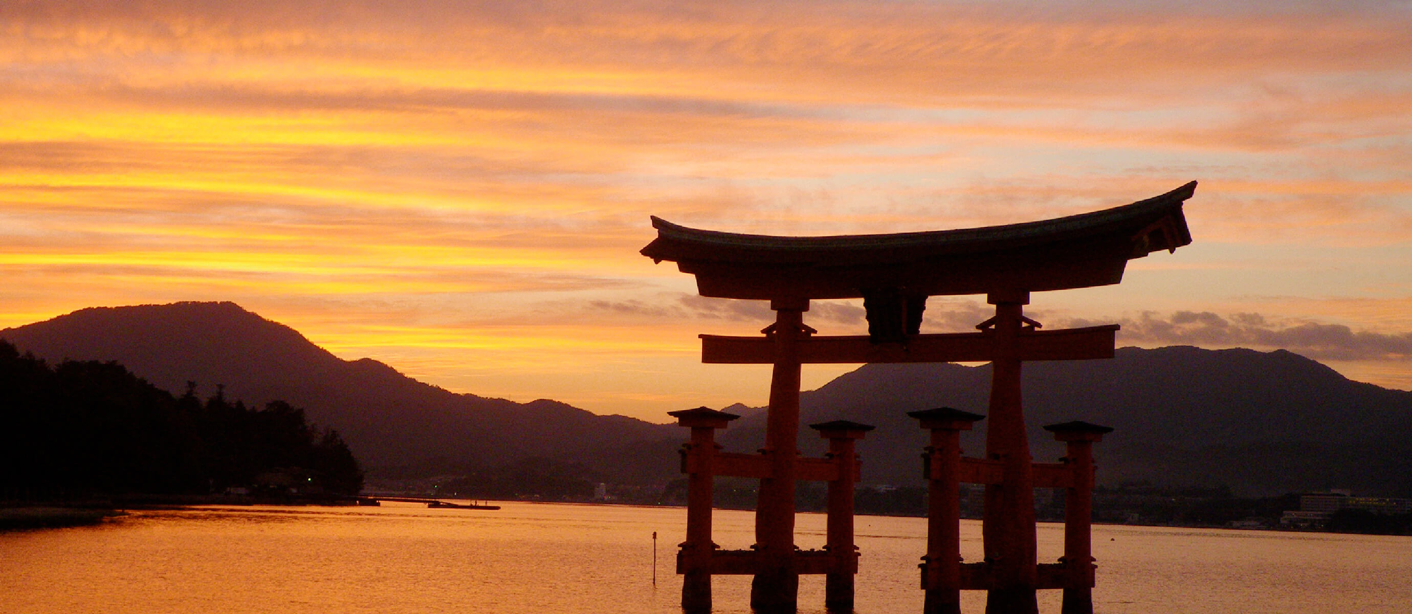 “MIYAJIMA”The romance, peace, and history of the Heian Era. Leave the bustling,noisy world behind.