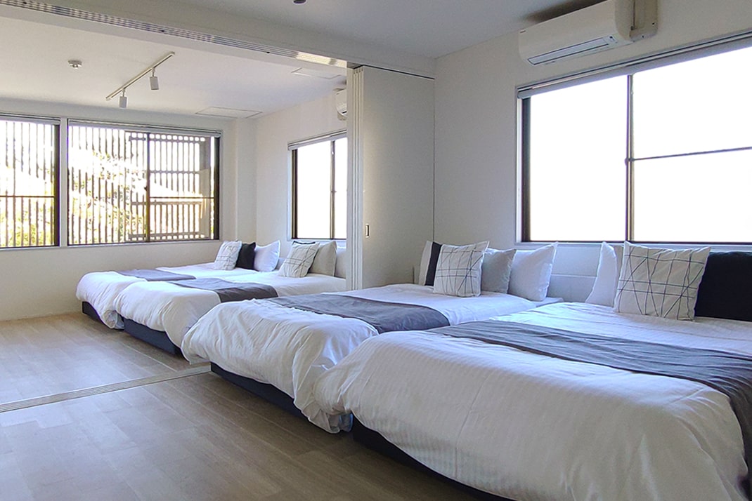 クイーンサイズのベッドが4つ（8名）、ダブルサイズのソファベッドが2つ（4名）、合計12名様までご宿泊が可能です。