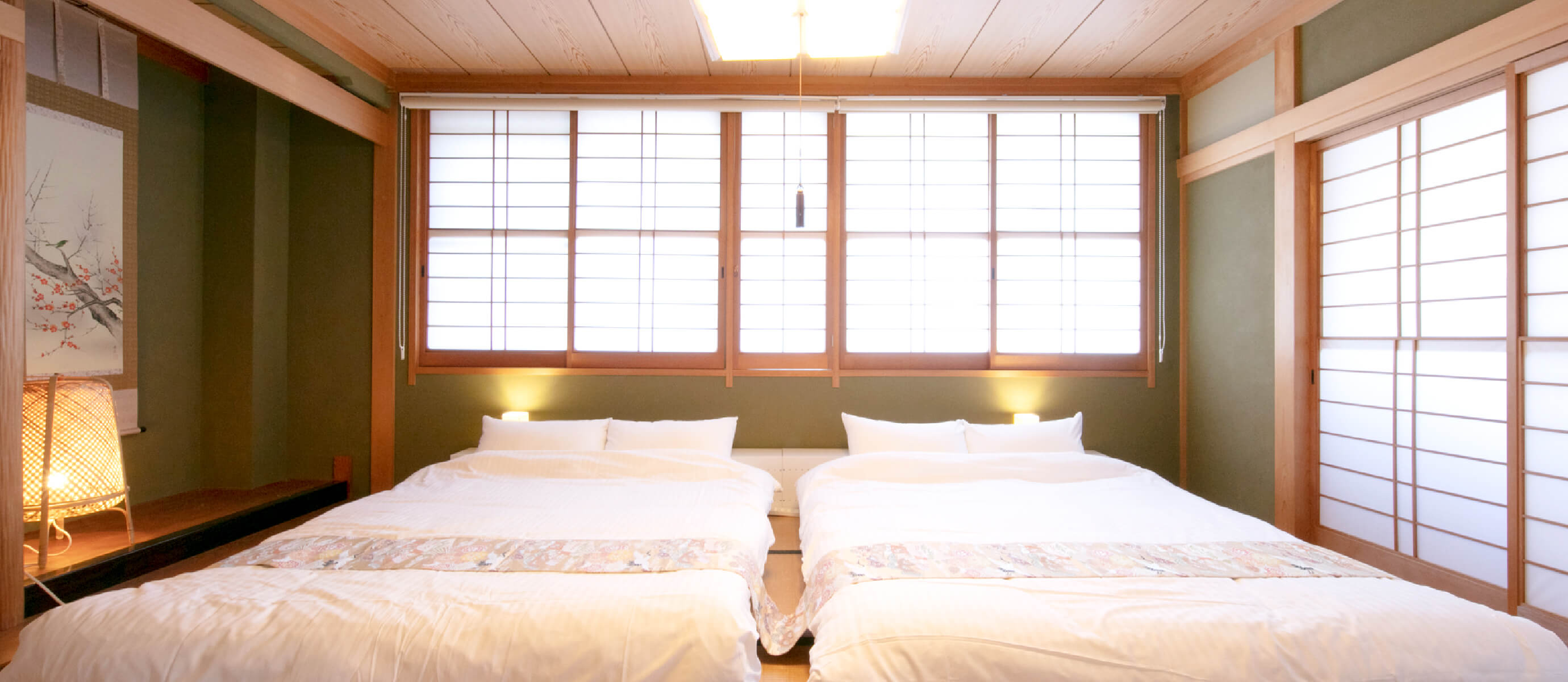 クイーンサイズのベッドが2つ、ダブルサイズのソファベッドが2つ、シングルサイズの布団が3セット、合計最大9名で宿泊可能です。